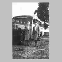 094-0028 Charlotte Rudloff aus Koenigsberg und Brigitte Darge aus Schirrau vor dem modernen Postomnibus nach Wehlau.jpg